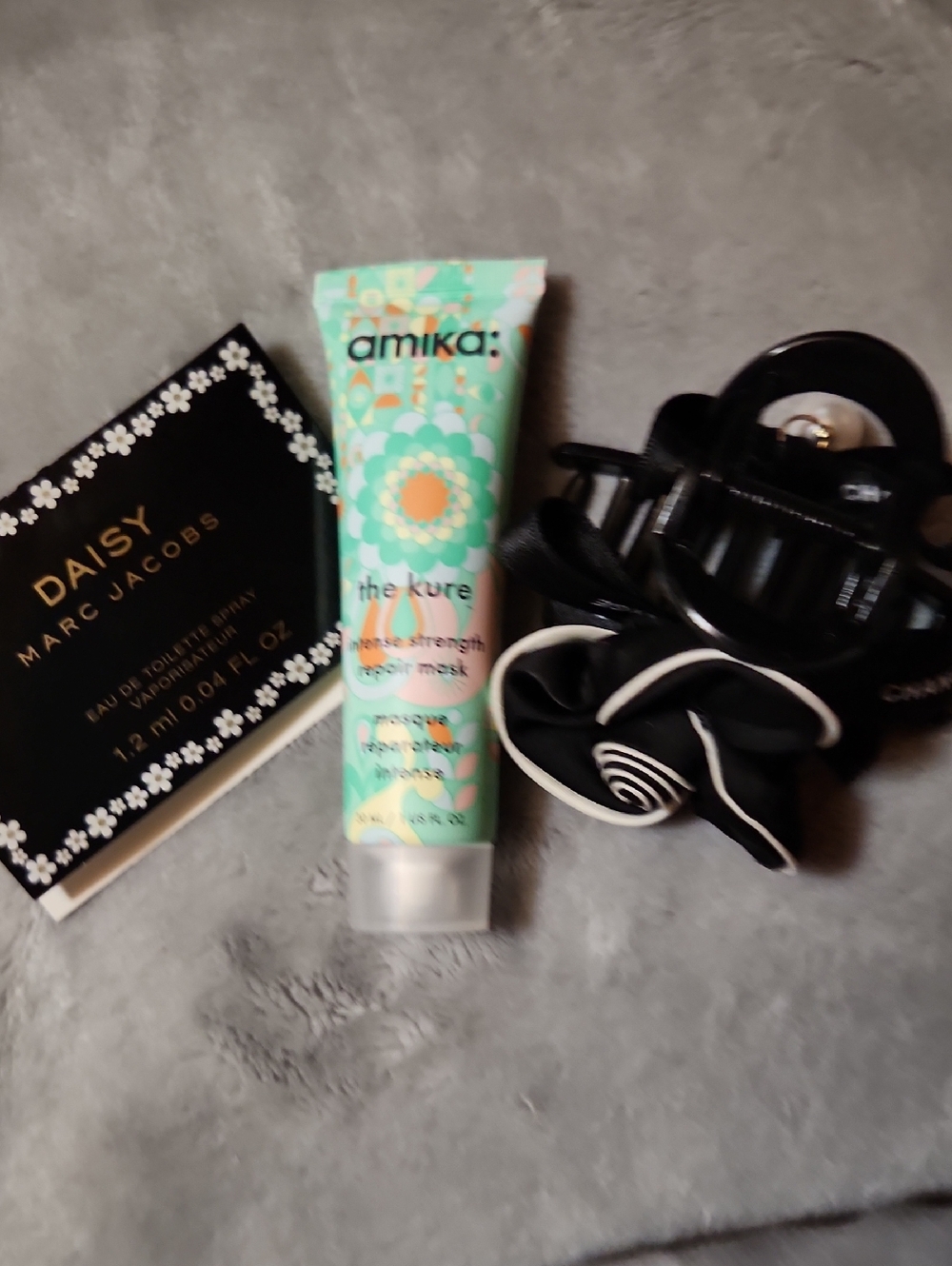 Beauty Bundle amika The Kure, Daisy Marc Jacobs Sample Size,  Hairclip